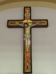 Krzyż witrażowy w prezbiterium
